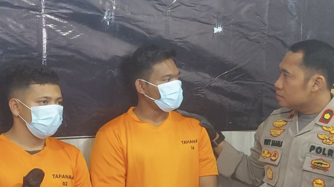Kepala Polsek Kelapa Gading Komisaris Polisi Vokky Herlambang Sagala menanyai tersangka perdagangan obat keras secara ilegal berinisial K dan R saat pengungkapan kasus di Markas Polsek Kelapa Gading, Jakarta Utara, Jumat (8/9/2023). ANTARA/Abdu Faisal