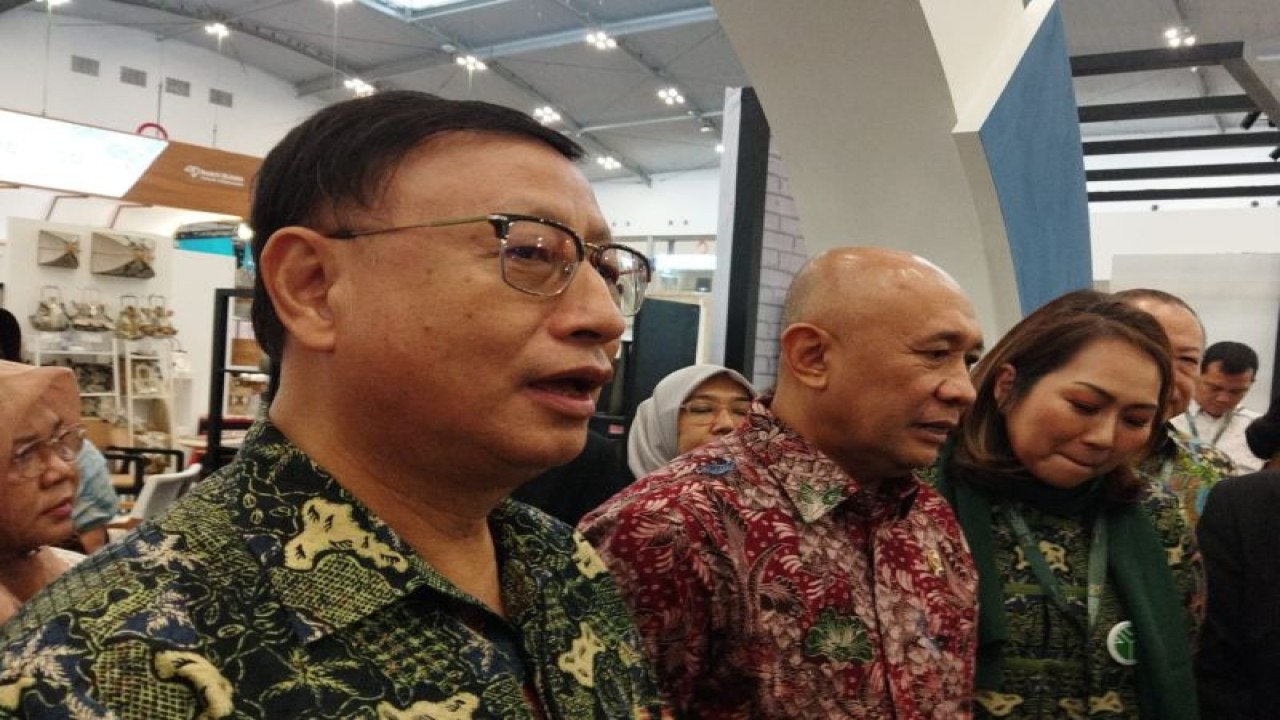 Menkop UKM Teten Masduki (kanan) dan Ketua Umum Asmindo Dedy Rochimat (kiri) saat jumpa pers pada IFFINA Indonesia Meubel and Design Expo 2023 di ICE BSD, Kabupaten Tangerang, Banten, Kamis (14/9/2023). ANTARA/Benardy Ferdiansyah
