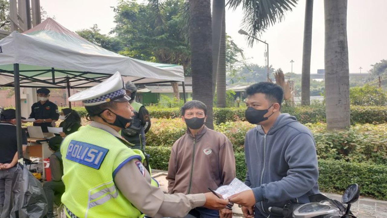 Tilang emisi kendaraan bermotor di depan Taman Anggrek, Jakarta Barat, Jumat (1/9/2023). ANTARA/Risky Syukur