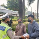 Tilang emisi kendaraan bermotor di depan Taman Anggrek, Jakarta Barat, Jumat (1/9/2023). ANTARA/Risky Syukur-1693557051
