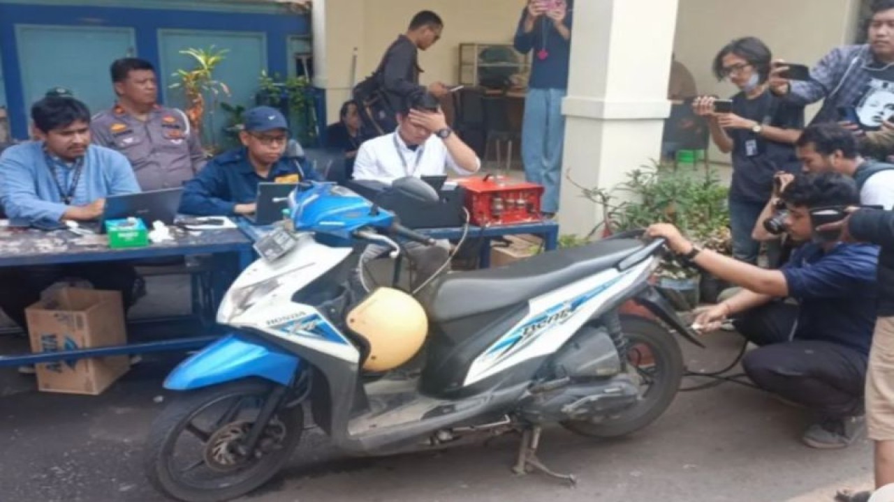 Pengendara motor melakukan uji emisi di Gedung Direktorat Penegakan Hukum (Gakkum) Polda Metro Jaya, Jakarta Selatan, Jumat (1/9/2023). (ANTARA/Ilham Kausar)