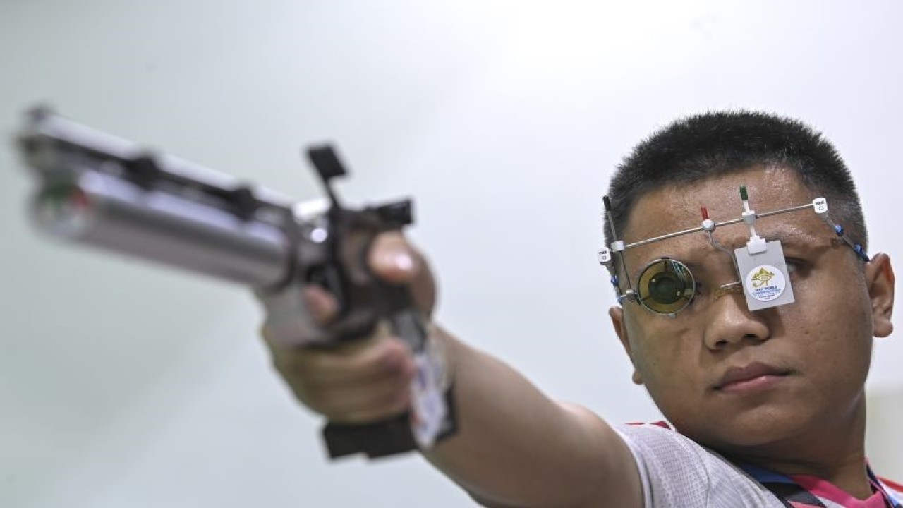 Petembak Indonesia Muhammad Iqbal Raia Prabowo berpose saat kejuaraan ISSF World Rifle/Pistol 2023 di Lapangan Tembak, Senayan, Jakarta, Selasa (31/1/2023). Muhammad Iqbal Raia Prabowo yang berpasangan dengan Arista Perdana Putri Darmoyo meraih medali emas setelah menang telak dengan skor 16-4 atas Min Kyung Oh/Mose Kim (Korea Selatan 2) di final 10m Air Pistol Tim Campuran. ANTARA FOTO/M Risyal Hidayat/tom (ANTARA FOTO/M RISYAL HIDAYAT)
