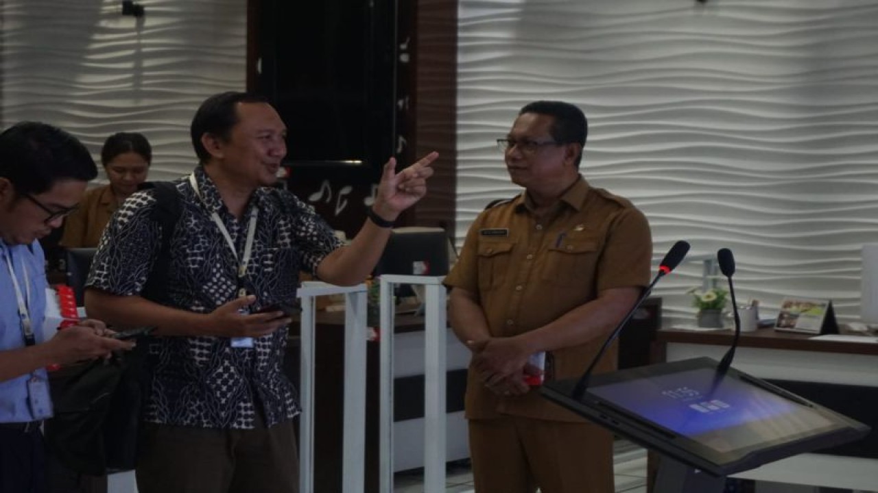 Tim Badan Informasi Geospasial (BIG) melakukan kunjungan ke Pemerintah Kota (Pemkot) Ambon, untuk memantau kesiapan Kota Ambon menghadapi kemajuan teknologi yang menghubungkan antara daerah dan pemerintah pusat. ANTARA/ Penina F Mayaut.