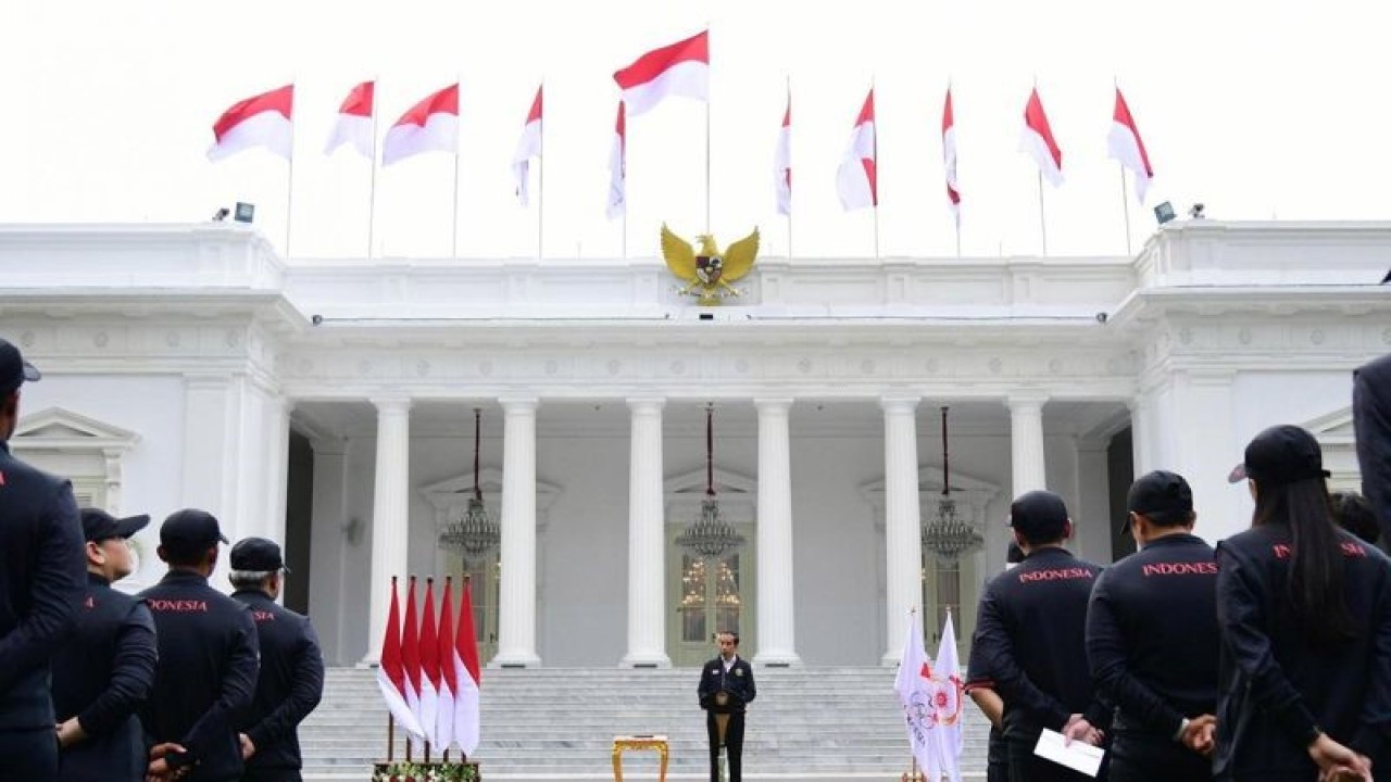 Presiden Joko Widodo melepas 576 kontingen Indonesia yang akan bertanding pada Asian Games ke-19 di Hangzhou, Republik Rakyat Tiongkok (RRT) yang digelar di halaman Istana Merdeka Jakarta, Selasa (19/9/2023). ANTARA/HO-Biro Pers Setpres/Lukas/am.