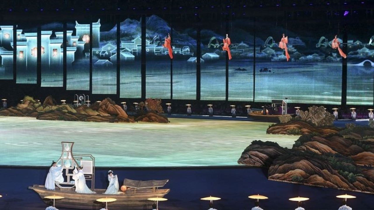 Penari menampilkan pertunjukan saat upacara pembukaan Asian Games 2022 di Hangzhou Olympic Sports Centre Stadium, Hangzhou, China, Sabtu (23/9/2023). Asian Games ke-19 itu digelar pada 23 September - 8 Oktober 2023 dengan memperebutkan 481 medali emas dari 61 cabang olah raga. ANTARA FOTO/Hafidz Mubarak A/pras.