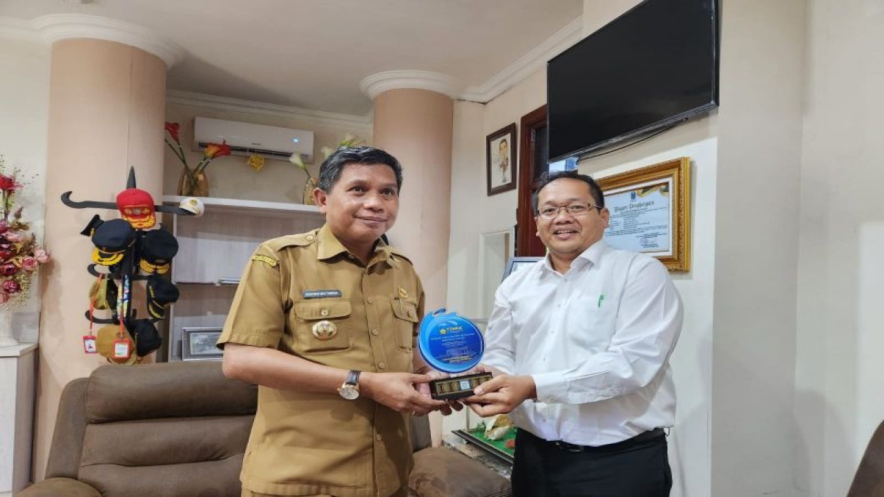 Tim periset dari Tsunami and Disaster Mitigation Research Center (TDMRC) Universitas Syiah Kuala (USK), Banda Aceh melaporkan capaian integrasi Tsunami ke dalam tata ruang Kota Ambon sejak tahun 2022 kepada Penjabat Wali Kota Ambon Bodewin Wattimena, Selasa (26/9). ANTARA/ Ho- Diskominfosandi Ambon.