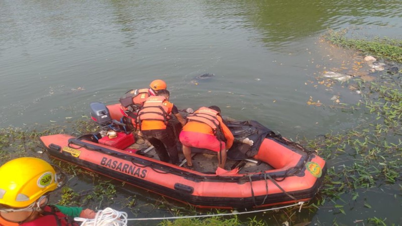 Tim SAR Banten tengah mengevakuasi jenazah warga yang terjatuh ke Sungai Ciujung meninggal dunia. ANTARA/HO-BASARNAS