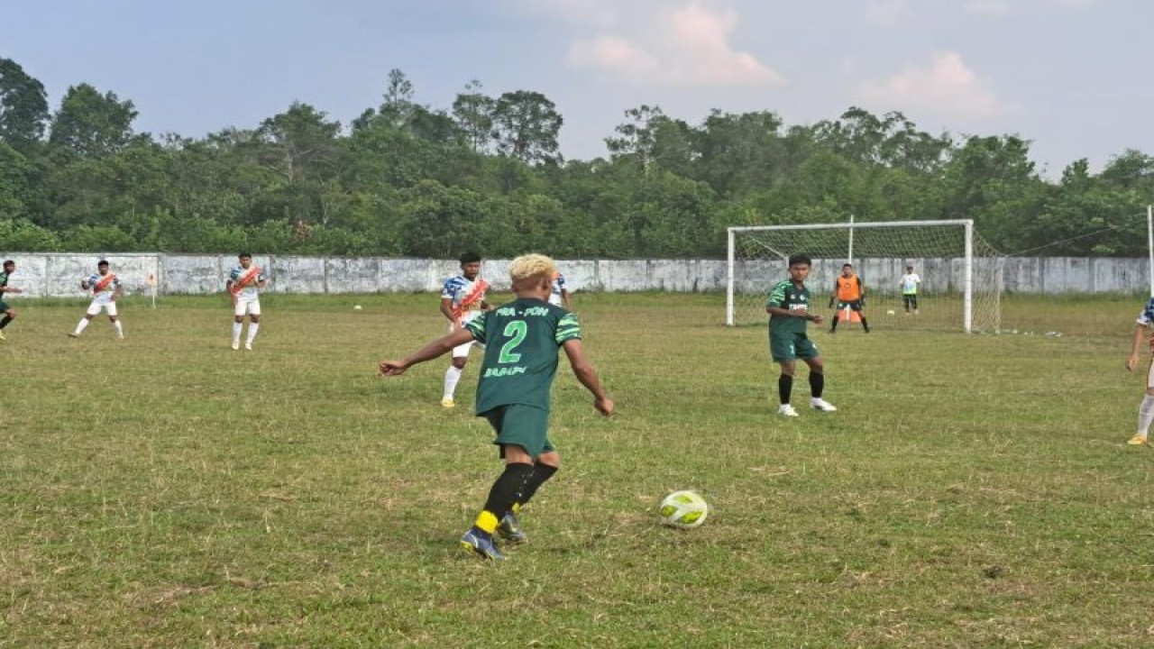 Pemain tim Pra PON Jambi saat laga melawan kesebelasan Tanjab Barat di laga ujicobanya menjelang mengikuti babak Prakualifikasi PON pada November mendatang di Riau.(ANTARA/Ho/Sen)