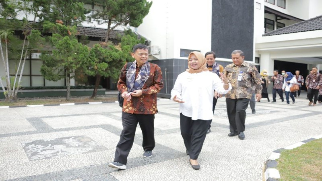 Bupati Sleman Kustini Sri Purnomo saat menerima kunjungan lapangan Tim Verifikasi Penghargaan Kabupaten/Kota Sehat (KKS) di Pendopo Parasamya Pemkab Sleman, Rabu (13/9/2023). ANTARA/HO-Bagian Prokopim Setda Sleman