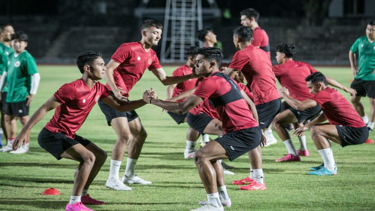 Ilustrasi - Pesepak bola Timnas Indonesia U-23 mengikuti latihan di Sriwedari, Solo, Jawa Tengah, Senin (11/9/2023). Latihan tersebut untuk persiapan pertandingan kualifikasi Piala Asia U-23 grup K melawan Turkmenistan di Stadion Manahan. ANTARA FOTO/Mohammad Ayudha./Spt
