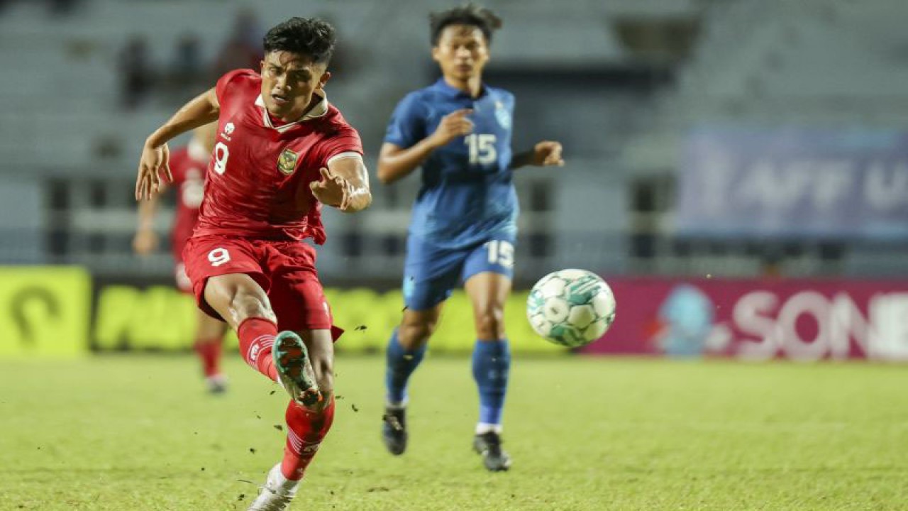 Pesepak bola Timnas U-23 Indonesia Ramadhan Sananta (kiri) melepaskan tendangan bola ke arah gawang Timnas U-23 Thailand dalam Semifinal Piala AFF U-23 2023 di Rayong Provincial Stadium, Thailand, Kamis (24/8/2023). Timnas U-23 Indonesia berhak melaju ke babak final usai menang dengan skor 3-1. ANTARA FOTO/HO-Humas PSSI/mrh/rwa. (ANTARA FOTO/HO Humas PSSI)