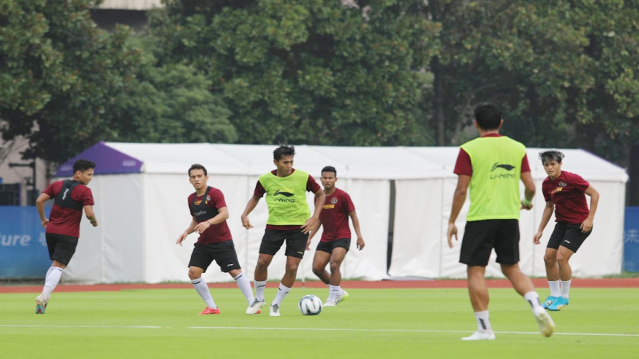 Timnas sepak bola Indonesia melakukan latihan untuk menghadapi Uzbekistan di babak 16 besar (foto: pssi.org)