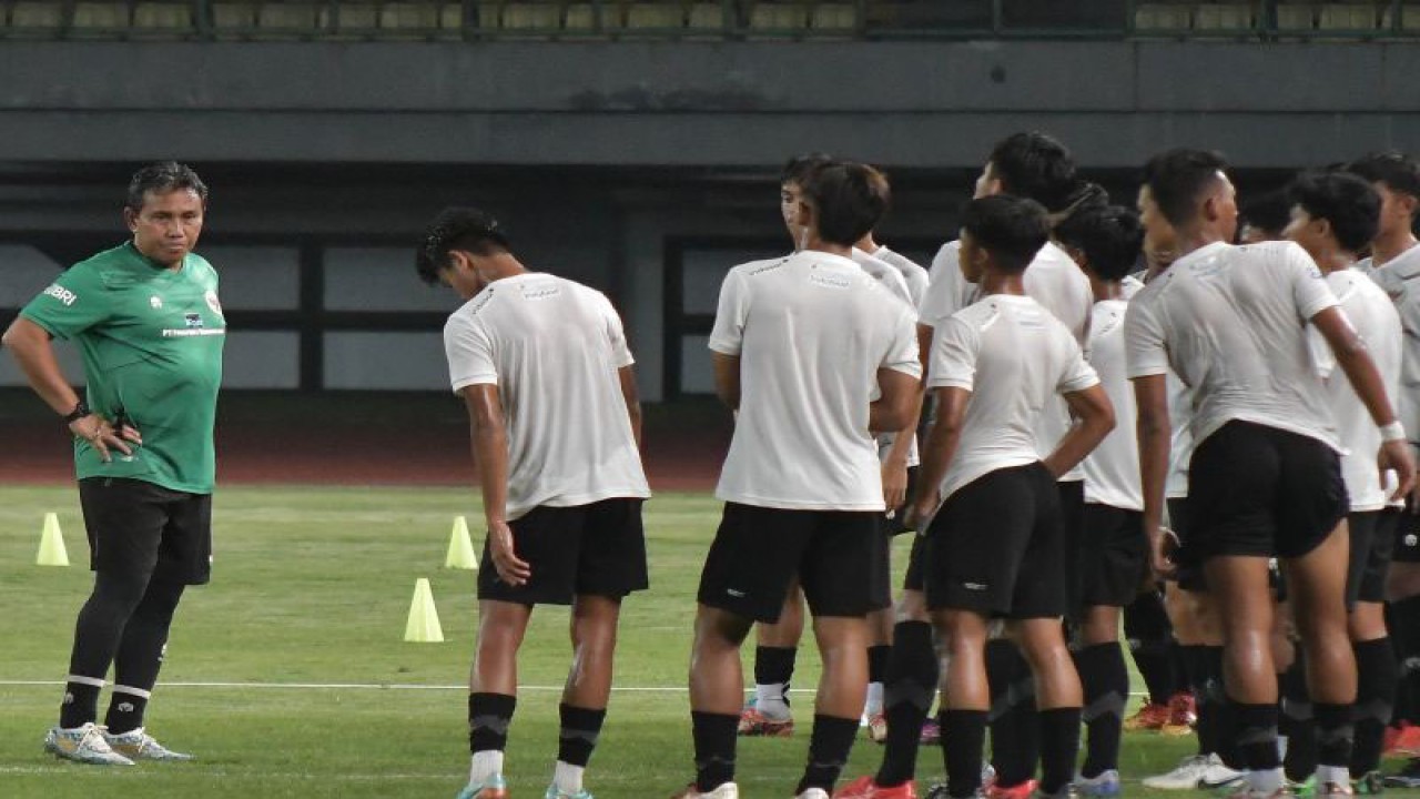 Pelatih Timnas U-17 Bima Sakti memberikan arahan kepada para pemain saat latihan di Stadion Patriot Chandrabhaga, Bekasi, Jawa Barat, Senin (28/8/2023). ANTARA FOTO/Fakhri Hermansyah/Spt.