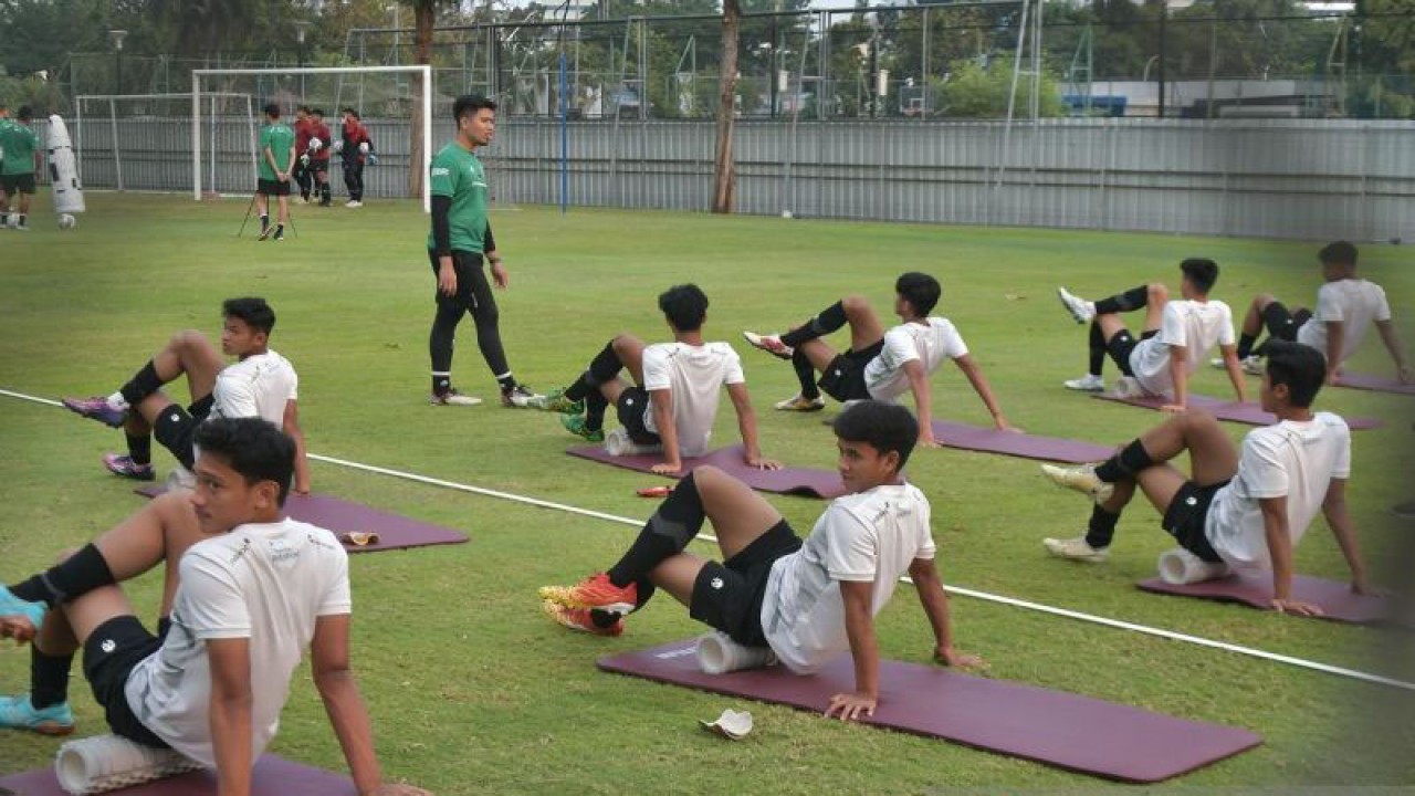 Sejumlah pemain Timnas U-17 melakukan pemanasan saat latihan di Lapangan ABC Senayan, Jakarta, Sabtu (26/8/2023). Latihan tersebut untuk persiapan menjelang pertandingan persahabatan melawan Korea Selatan U 17 pada 30 Agustus 2023 dan Piala Dunia U-17 yang akan digelar 10 November hingga 2 Desember 2023 di Indonesia. ANTARA FOTO/Fakhri Hermansyah/tom.