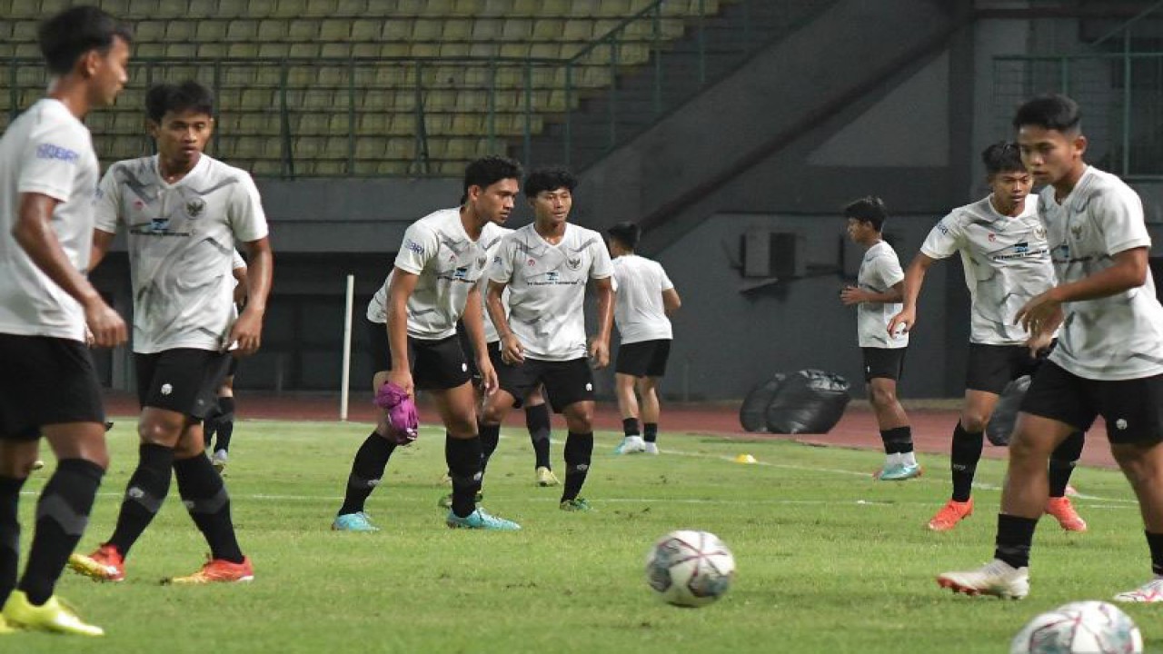 Sejumlah pesepak bola Timnas U-17 mengikuti latihan di Stadion Patriot Chandrabhaga, Bekasi, Jawa Barat, Senin (28/8/2023). . ANTARA FOTO/Fakhri Hermansyah/Spt.