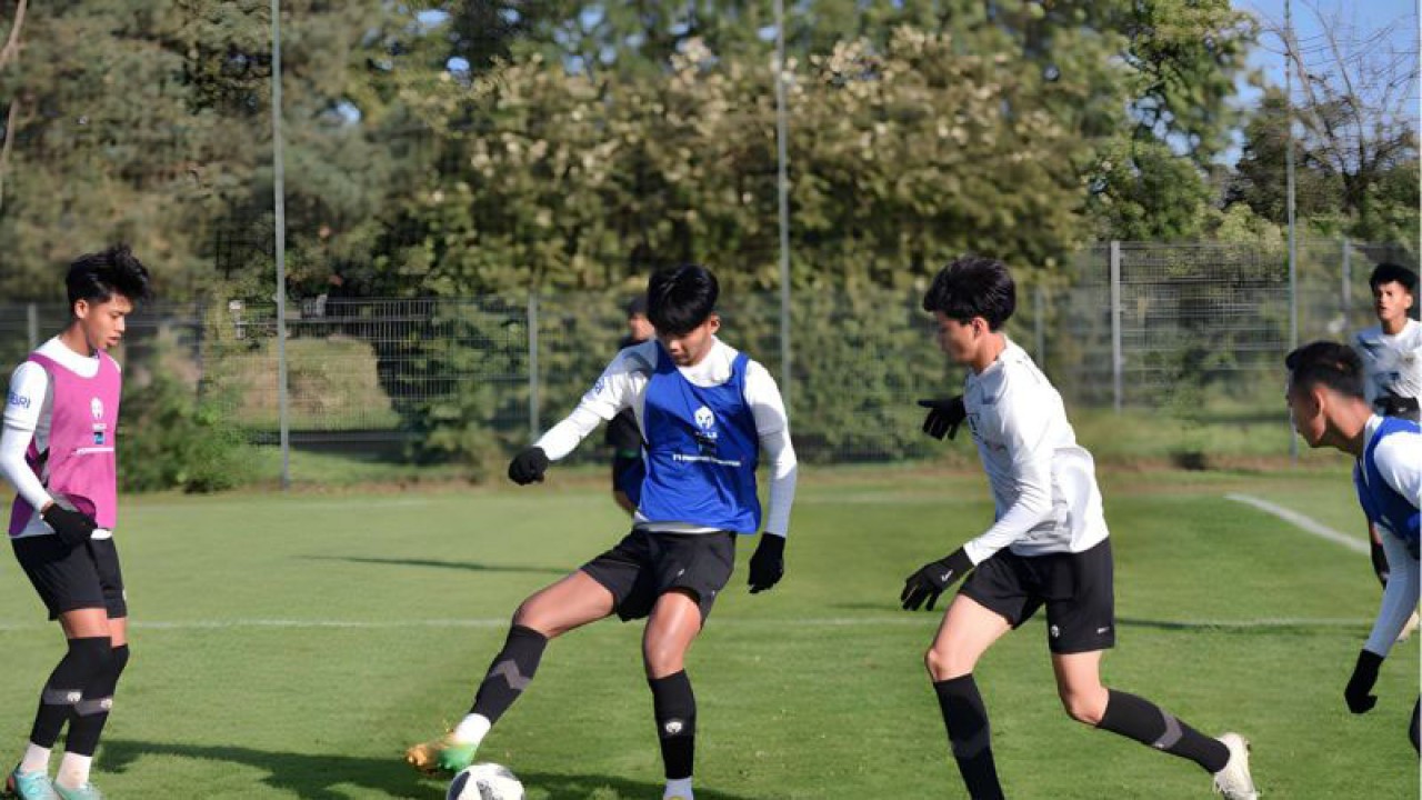 Timnas Indonesia U-17 saat menjalani latihan di lapangan BV Gruen-Weir Holt, Monchengladbach, Jerman, Minggu (24/9). (ANTARA/HO/PSSI)