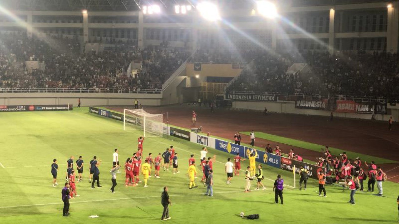 Para pemain timnas Indonesia U-23 ketika merayakan kemenangan telak 9-0 atas China Taipei pada laga pertama kualifikasi Piala Asia U-23 2024 di Stadion Manahan, Solo, Sabtu (9/9/2023). (ANTARA/Zaro Ezza Syachniar)