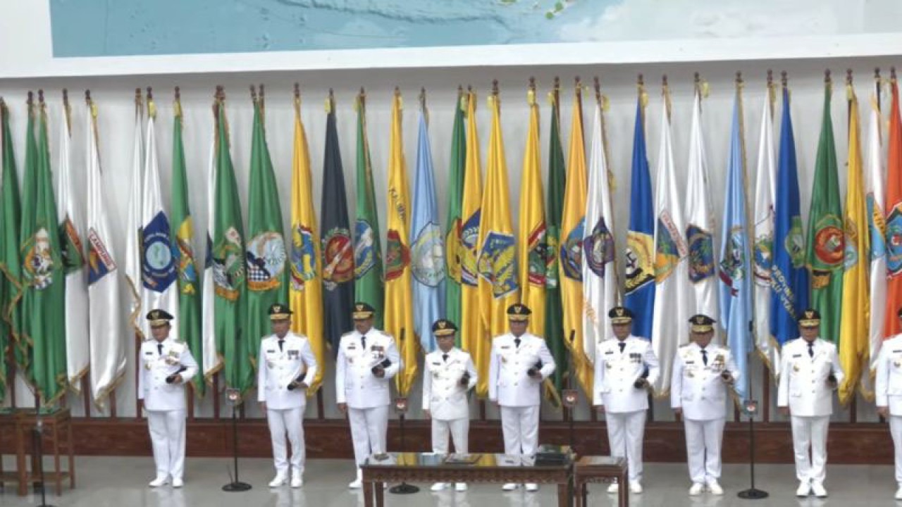 Menteri Dalam Negeri Tito Karnavian melantik sembilan penjabat gubernur di Gedung Kemendagri, Jakarta, Selasa (5/9/2023). (ANTARA/Narda Margaretha Sinambela)