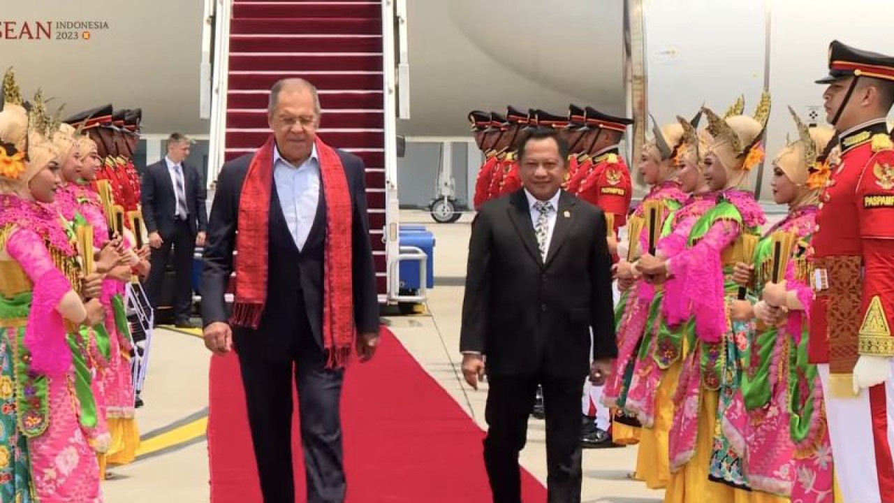 Tangkapan layar - Menteri Dalam Negeri (Mendagri) RI Tito Karnavian menyambut ketibaan Menteri Luar Negeri (Menlu) Rusia Sergey Lavrov di Bandara Internasional  Soekarno-Hatta, Tangerang, Provinsi Banten, Rabu (6/9/2023), untuk menghadiri KTT ASEAN 2023 di Jakarta. (ANTARA/Andi Firdaus)