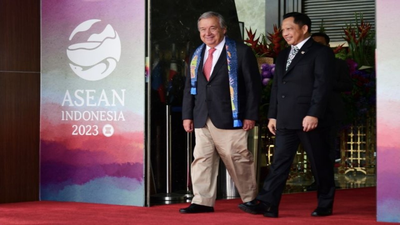 Menteri Dalam Negeri (Mendagri) RI Tito Karnavian menyambut kedatangan Sekretaris Jenderal Perserikatan Bangsa-Bangsa (Sekjen PBB) António Manuel de Oliveira Guterres di Bandara Internasional Soekarno Hatta, Tangerang, Provinsi Banten, Rabu (6/9/2023), untuk menghadiri rangkaian Konferensi Tingkat Tinggi (KTT) Ke-43 ASEAN di Jakarta. ANTARA/HO-Biro Pers Sekretariat Presiden/Lucas