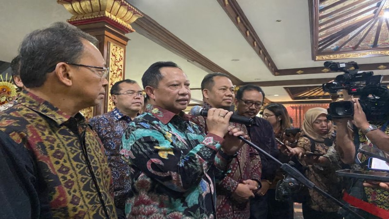 Menteri Dalam Negeri Tito Karnavian usai memberikan arahan dan serah terima jabatan Pj Gubernur Bali di Denpasar, Jumat (8/9/2023). ANTARA/Ni Putu Putri Muliantari