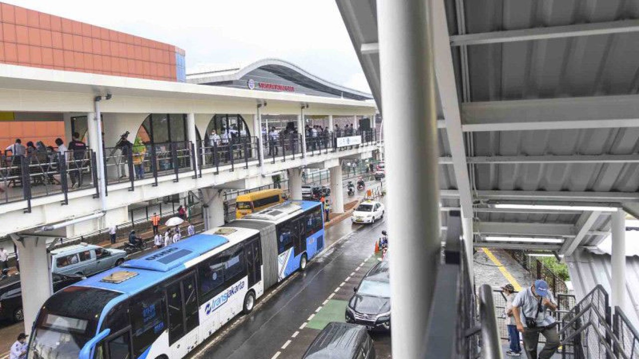 Arsip Foto - Penumpang berjalan di Halte TransJakarta, Jatinegara, Jakarta Timur, Rabu (4/1/2023). PT TransJakarta mengoperasikan Halte TranJakarta 2 yang terintegrasi dengan Stasiun Kereta Api Jatinegara untuk mempermudah penumpang berpindah setelah menggunakan moda bus menuju kereta api ataupun sebaliknya. ANTARA FOTO/M Risyal Hidayat/wsj.