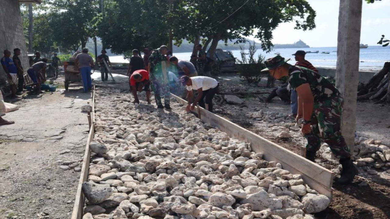 TNI Manunggal Membangun Desa (TMMD) ke-118 oleh Satuan Tugas (Satgas) Kodim 1501/Ternate Maluku Utara (Malut), mengerjakan pembangunan jalan di Pulau Batang Dua, kawasan Tertinggal, Terdepan dan Terluar (3T) di Kota Ternate. ANTARA/Abdul Fatah