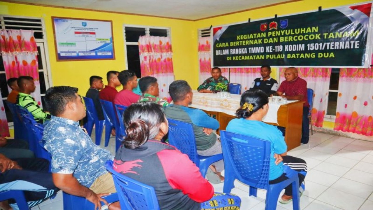 Satuan Tugas (Satgas) TNI Manunggal Membangun Desa (TMMD) ke-118 Kodim 1501/Ternate, bekerjasama dengan Dinas Pertanian dan Peternakan Kota Ternate berikan penyuluhan agrikultur kepada masyarakat pesisir Lelewi, Pulau Batang Dua, Senin (25/9/2023). ANTARA/Abdul Fatah (Abdul Fatah)