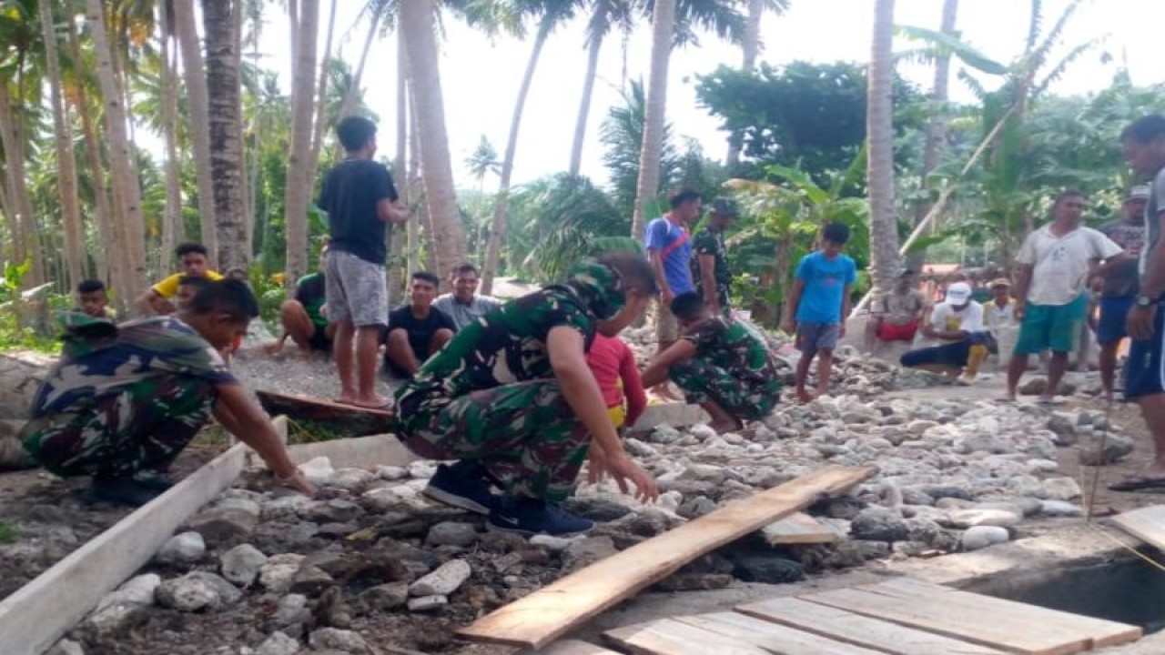 Pembangunan infrastruktur jalan di kawasan terluar Pulau Batang Dua masuk kawasan  Tertinggal, Terdepan dan Terluar (3T), Jumat (29/9/2023). ANTARA/HO- Penrem 152/Baabullah Ternate (Abdul Fatah)