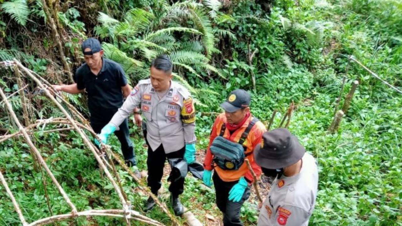 Petugas Taman Nasional Gunung Gede Pangrango bersama petugas kepolisian saat melakukan evakuasi temuan mayat di zona ziarah Leuit Salawe, Senin (18/9/2023).(ANTARA/Ahmad Fikri). (Ahmad Fikri)