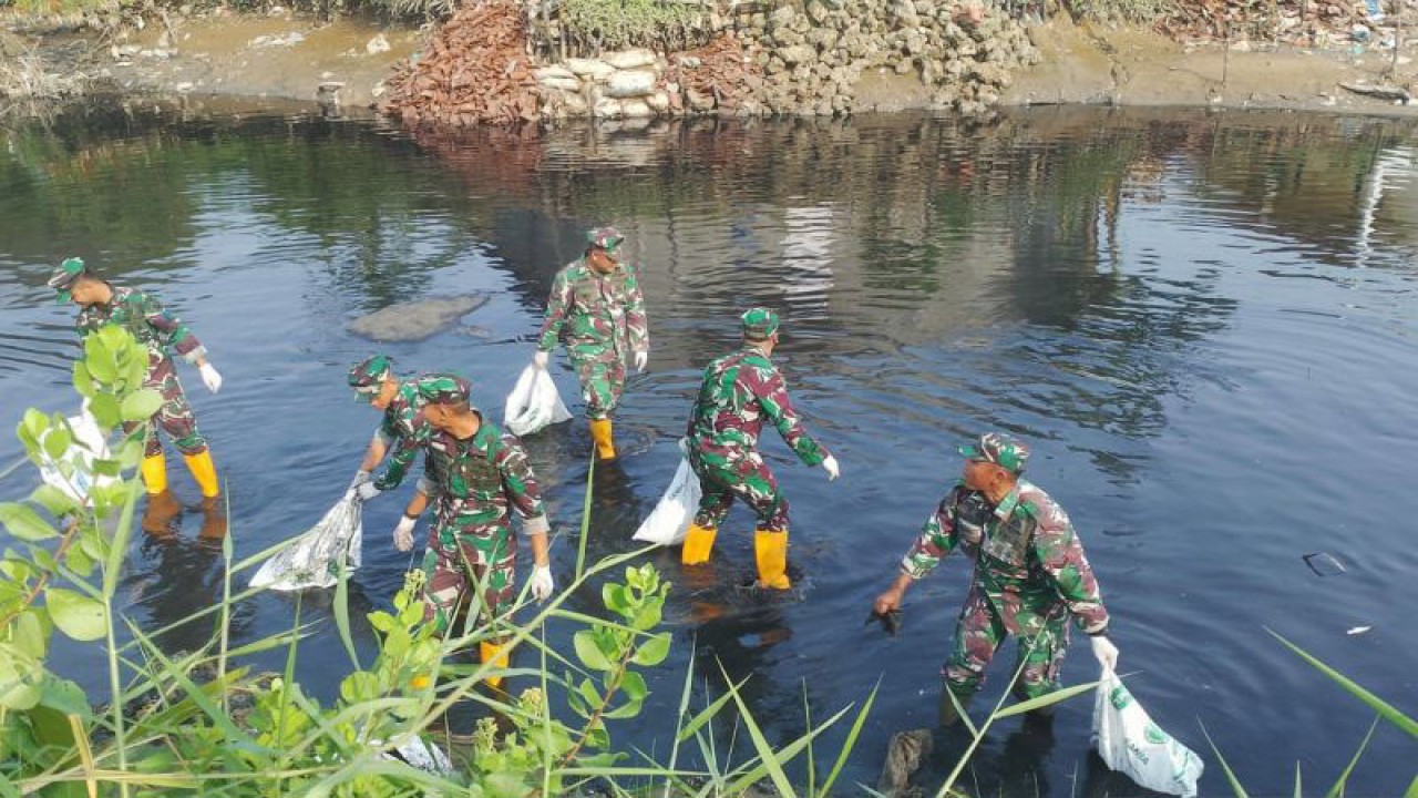 Anggota TNI AL memunguti sampah di sungai dalam aksi bersih-bersih yang dilaksanakan di Bengkong Laut, Kota Batam, Provinsi Kepulauan Riau, Selasa (5/9/2023). (ANTARA/Yude)
