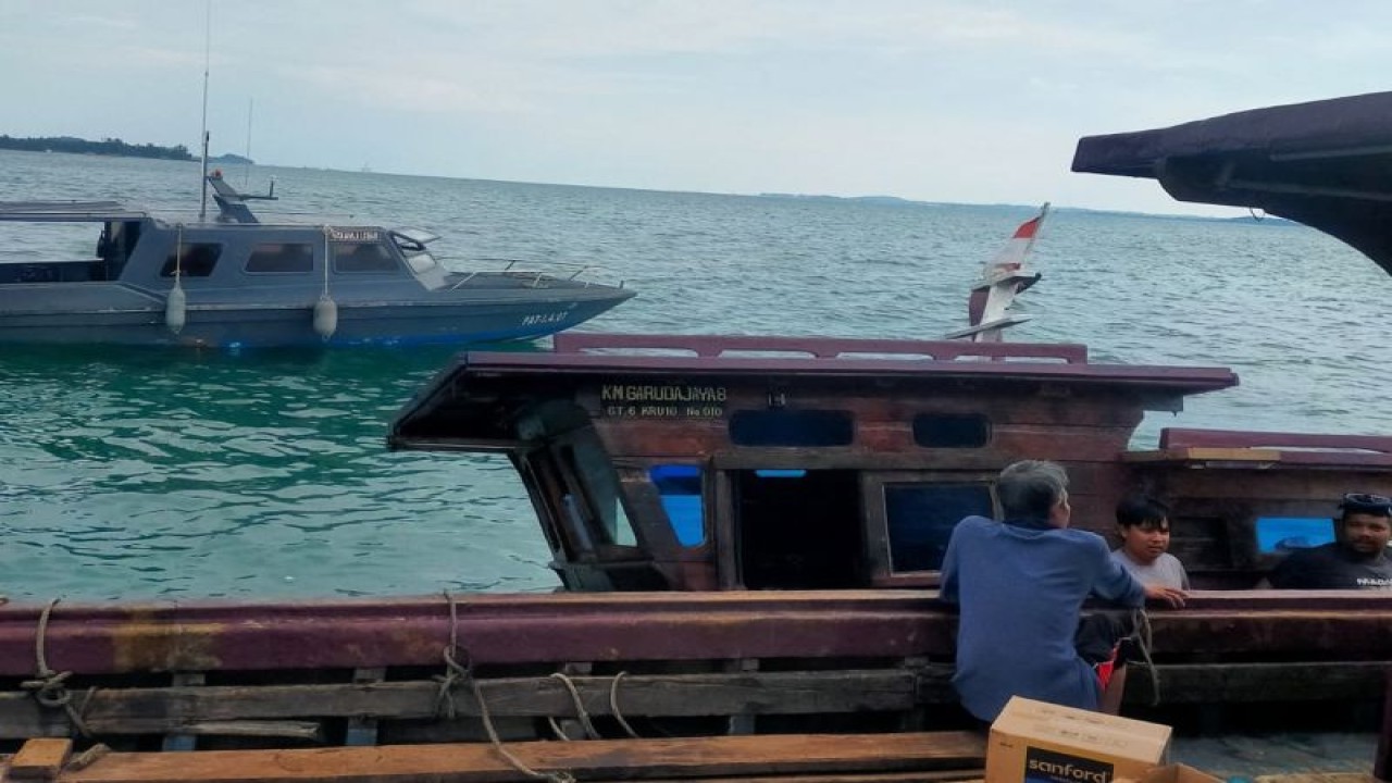 Kapal milik TNI AL saat tiba di lokasi kapal kandas di Perairan Ngenang, Kota Batam, Jumat (8/9). (ANTARA/HO-Humas Lantamal IV Batam)