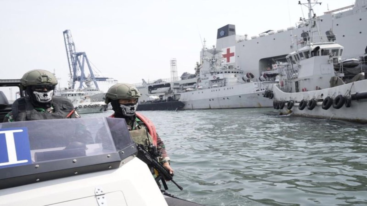Prajurit TNI AL mengikuti sesi latihan kesiapan pengamanan KTT ke-43 ASEAN di perairan sekitar Tanjung Priok, Jakarta, Senin (4/9/2023). (ANTARA/HO-Puspen TNI)
