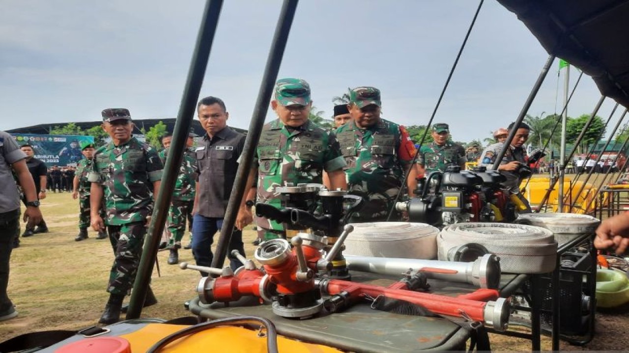 Kasad Jenderal TNI Dudung Abdurachman saat mengecek peralatan penanganan karhutla di Jambi. (ANTARA/Nanang Mairiadi)
