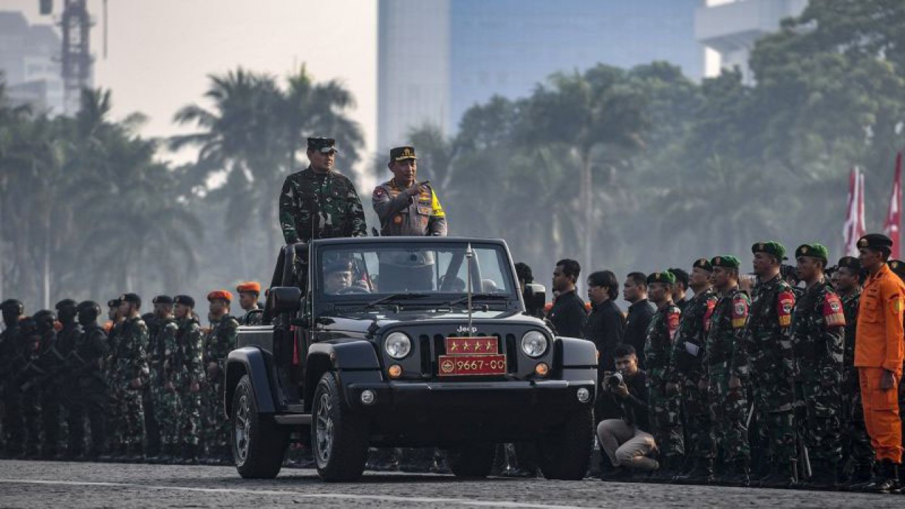 Panglima TNI Laksamana TNI Yudo Margono (kiri) bersama Kapolri Jenderal Pol Listyo Sigit Prabowo (kanan) memeriksa pasukan saat apel gelar pasukan dalam rangka pengamanan KTT ke-43 ASEAN di kawasan Monas, Jakarta, Jumat (1/9/2023). TNI dan Polri menerjunkan sedikitnya 13.158 personil yang tergabung dalam Satgas Kogasgab guna pengamanan VVIP KTT ke-43 ASEAN di Jakarta, ANTARA FOTO/Muhammad Adimaja/Spt.