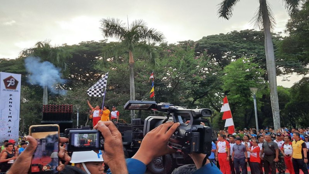Panglima TNI Laksamana TNI Yudo Margono dan istri melepas peserta lari "Panglima TNI RUN" dalam rangka HUT Ke-78 TNI di Lapangan Monas, Jakarta, Minggu (24/9/2023). ANTARA/Laily Rahmawaty