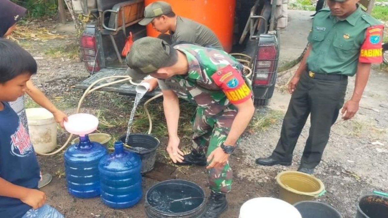 Personel TNI Koramil 04/Jawai menyalurkan air bersih untuk masyarakat di Desa Matang Terap, Kecamatan Jawai Selatan, Kabupaten Sambas, Provinsi Kalimantan Barat, Senin (18/9/2023). FOTO ANTARA/HO-Penrem 121/Abw/Teofilusianto Timotius)