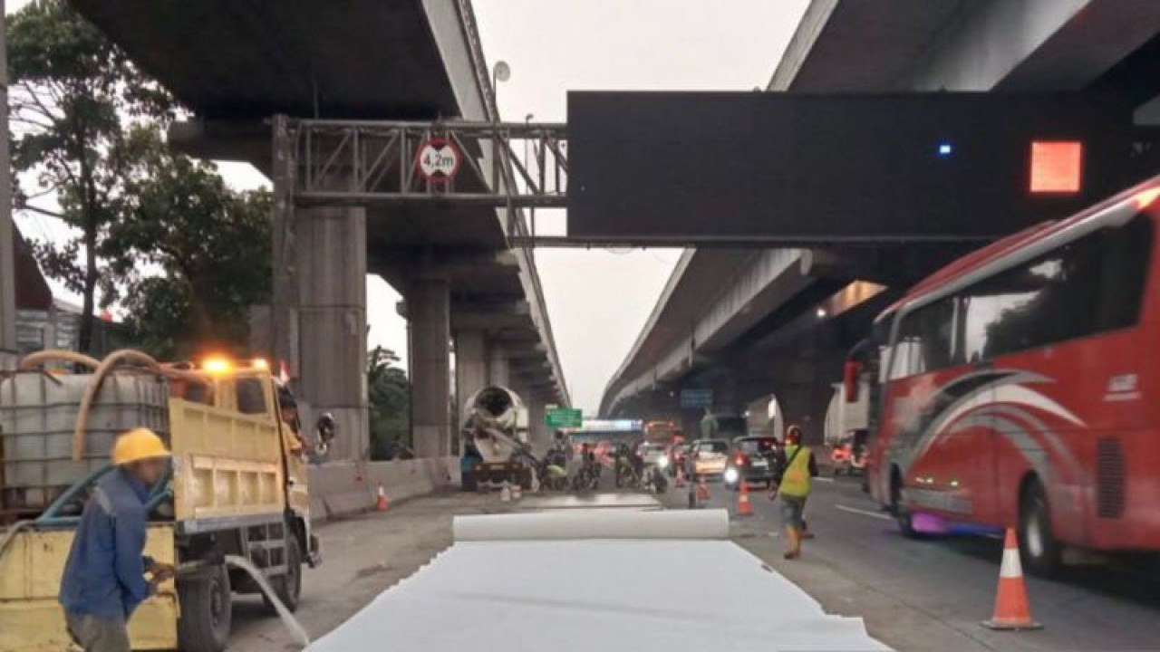 Pekerjaan rekonstruksi jalan di Ruas Tol Jakarta-Cikampek. (ANTARA/Pradita Kurniawan Syah).