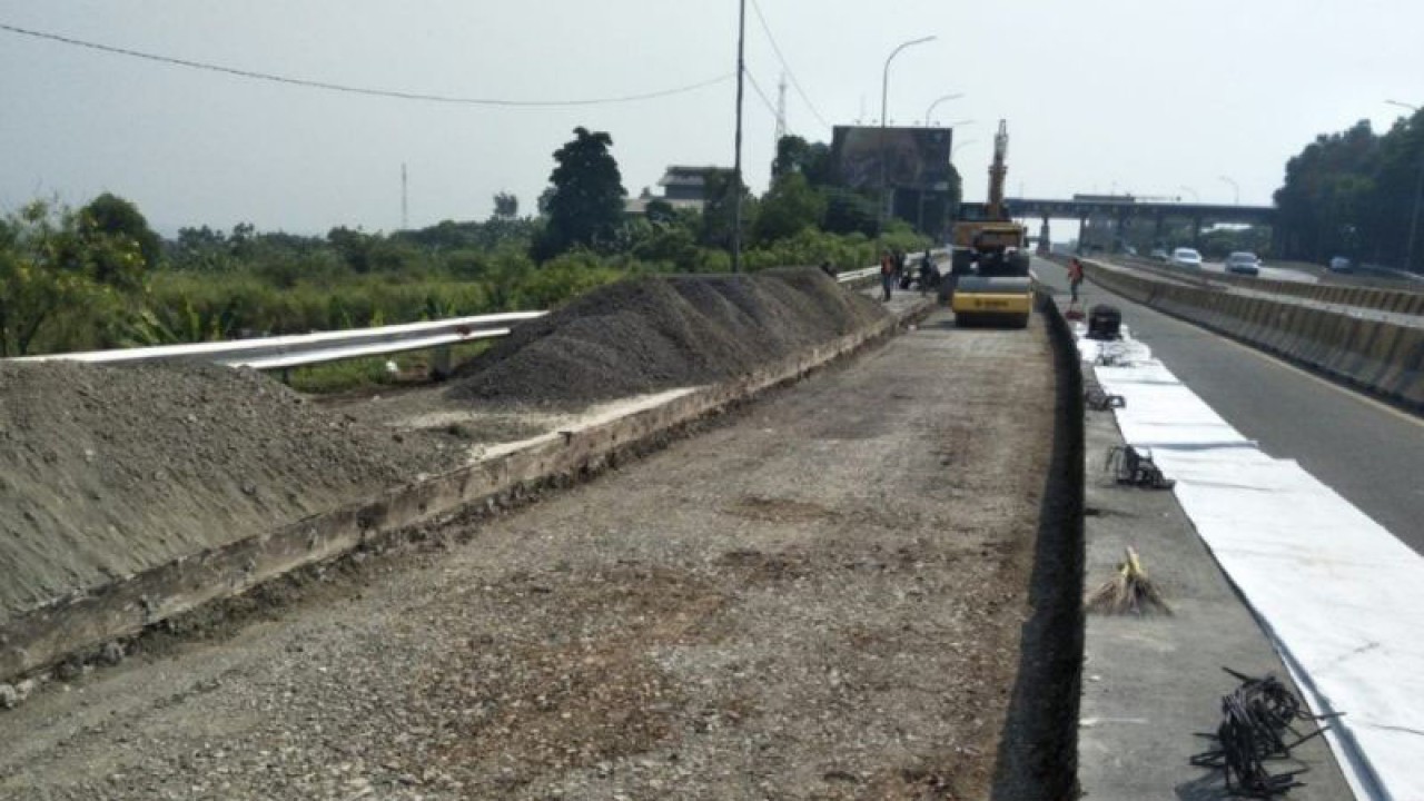 Pekerjaan perbaikan jalan di lajur 2 Simpang Susun Karawang Timur 1 Jalan Tol Jakarta-Cikampek pada akhir pekan ini. (ANTARA/Pradita Kurniawan Syah).