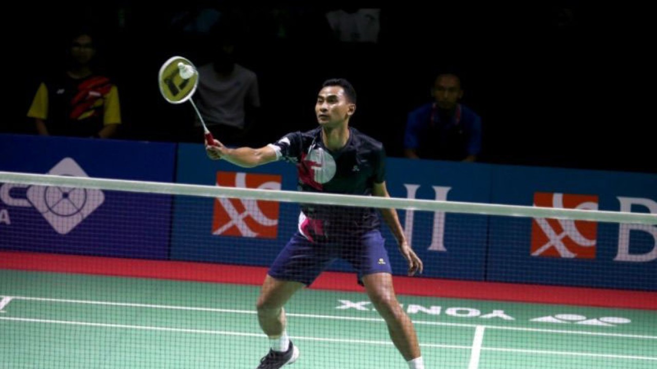 Pebulutangkis Indonesia Tommy Sugiarto saat berlaga di Kejuaraan bulutangkis BNI Indonesia Master 2023 (ANTARA/Juraidi)