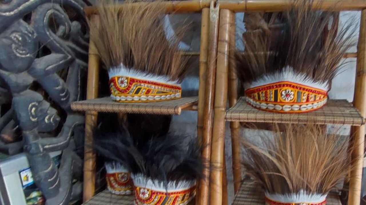 Aneka topi atau mahkota khas Papua yang dijual Rp 150.000 hingga Rp 250.000/ topi. (ANTARA/Evarukdijati)