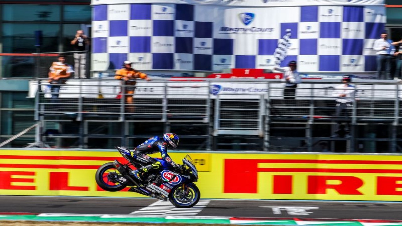 Pembalap Toprak Razgatlioglu (Pata Yamaha) merayakan kemenangannya di WBSK Prancis yang digelar di Sirkuit Magny-Cours pada Sabtu (9/9/2023). (ANTARA/HO/WSBK)