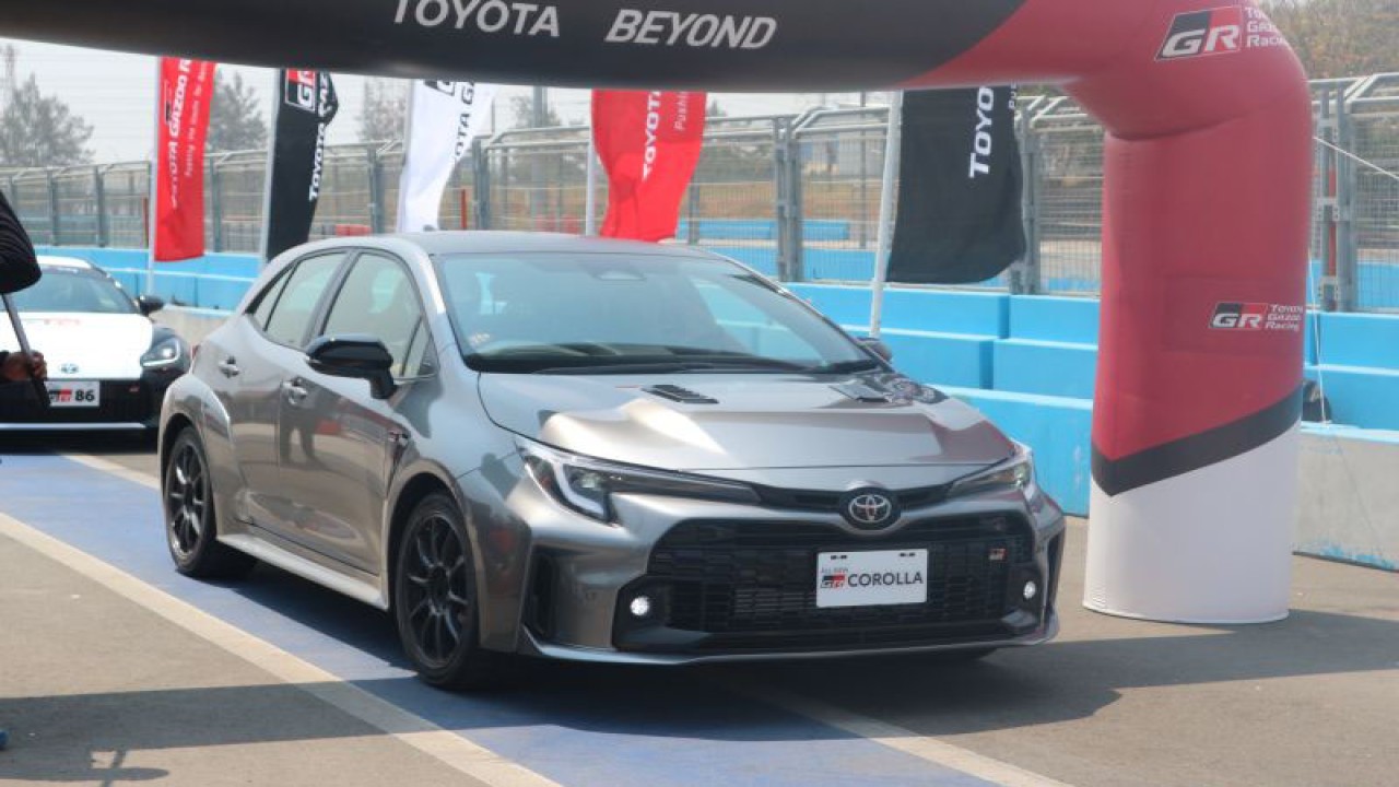Toyota GR Corolla melintas di Jakarta International E-Prix Circuit (JIEC) di Ancol, Jakarta Utara, Sabtu (16/9/2023). (ANTARA/Pamela Sakina)