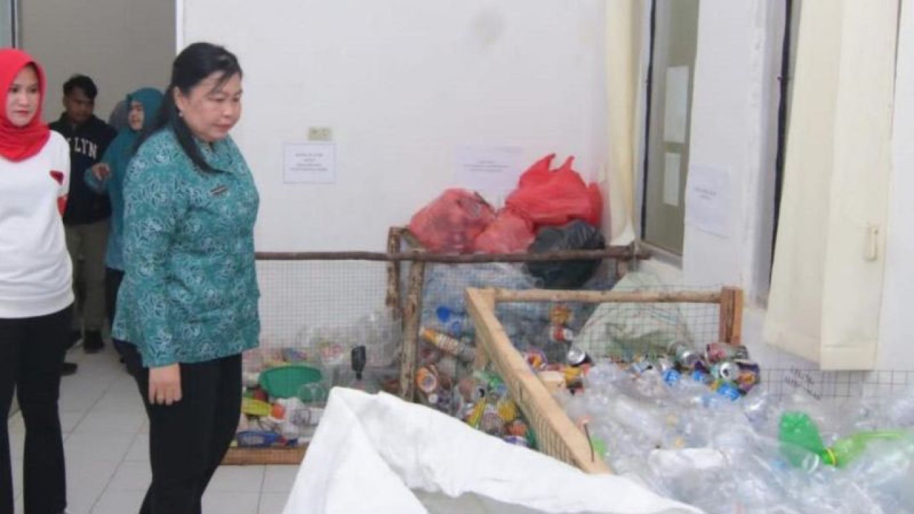 Penjabat Ketua TP PKK Provinsi Kepulauan Babel Maya Suganda Pandapotan (depan) saat mengunjungi Bank Sampah Kabupaten Bangka Selatan di Toboali, Selasa (26/9/2023). (ANTARA/HO-Diskominfo Babel)