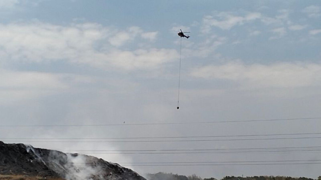 Pengeboman air dilakukan untuk memadamkan kebakaran di TPA Putri Cempo, Kota Solo, Provinsi Jawa Tengah, Selasa (19/9/2023). (ANTARA/Aris Wasita)