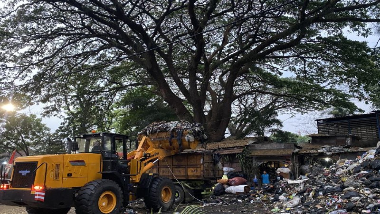 Kondisi tumpukan sampah di TPS Taman Cibeuying, Kota Bandung, Jawa Barat (20/9/2023). ANTARA/Rubby Jovan (ANTARA/Rubby Jovan)