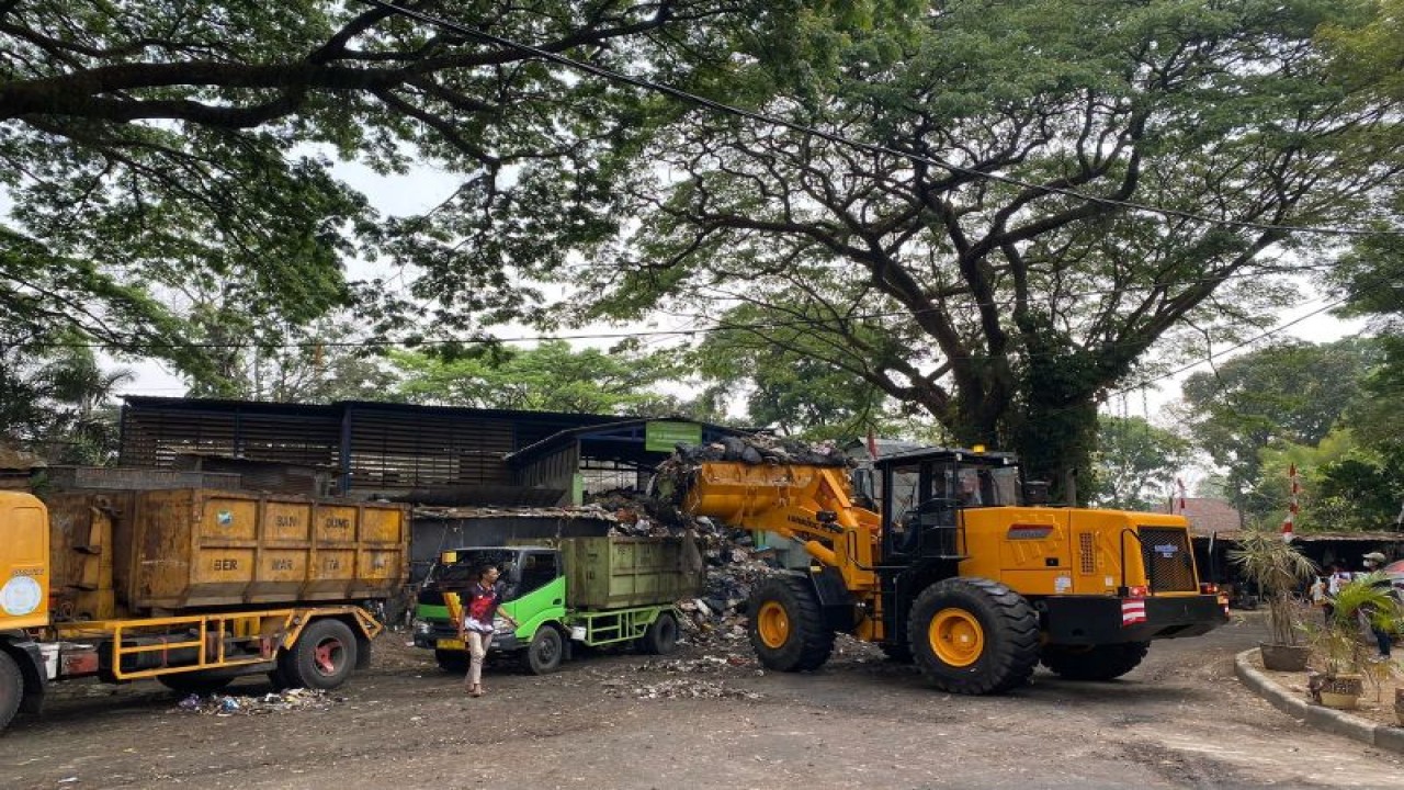 Kegiatan pengangkutan sampah di TPS Taman Cibeunying, Kota Bandung, Kamis (21/9/2023). (ANTARA/Ricky Prayoga)
