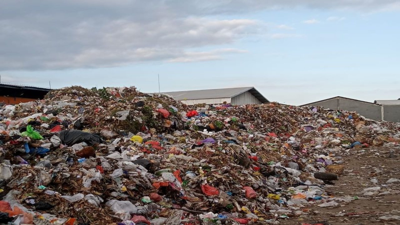 Tumpukan sampah di Tempat Pengolahan Sampah Terpadu (TPST) Sandubaya, Kota Mataram, Kamis (31/8/2023), semasa Tempat Pembuangan Akhir (TPA) Regional Provinsi Nusa Tenggara Barat di Kebon Kongok ditutup. (ANTARA/HO DLH Mataram)