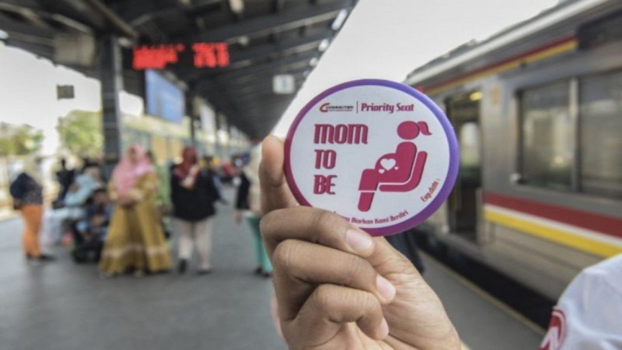 Petugas memperlihatkan pin khusus untuk Ibu Hamil di Stasiun Bekasi, Jawa Barat, Senin (9/9/2019). PT Kereta Commuter Indonesia (KCI) meluncurkan pin khusus untuk mengidentifikasi ibu hamil yang menjadi penumpang Kereta Rel Listrik (KRL) agar mendapatkan kursi dalam kereta. ANTARA FOTO/Fakhri Hermansyah/aww.