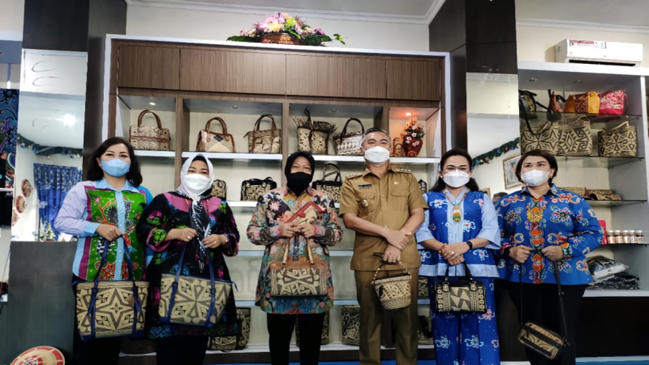Ilustrasi - Mensos Tri Rismaharini (tiga kiri) bersama Bupati Malinau Wempi W Mawa (tiga kanan), dan jajaran Dekranasda Kabupaten Malinau memperlihatkan tas rotan khas Malinau. ANTARA/HO-DKISP Malinau